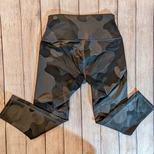 ALO Yoga High Waist Airbrush Capri Leggings Black Camo